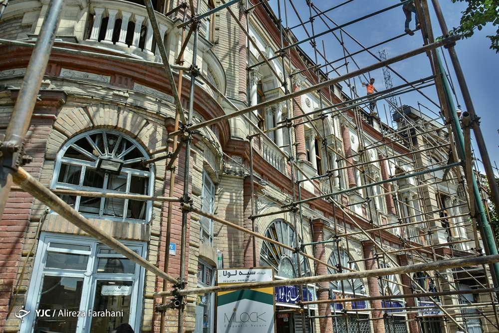 میدان حسن آباد دو روز پس از آتش سوزی داربست زده شد